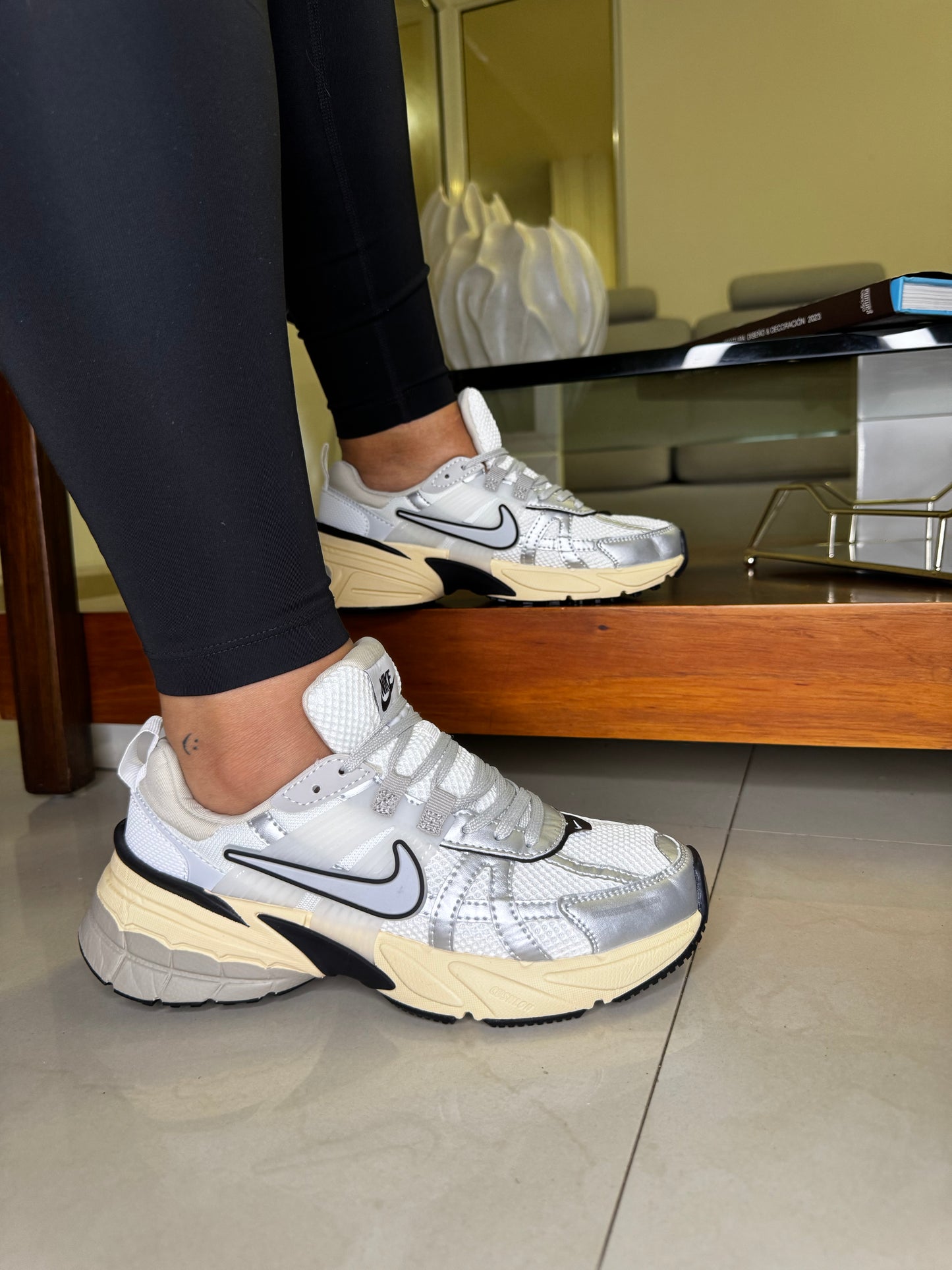 Nike V2K blanca beige plateada