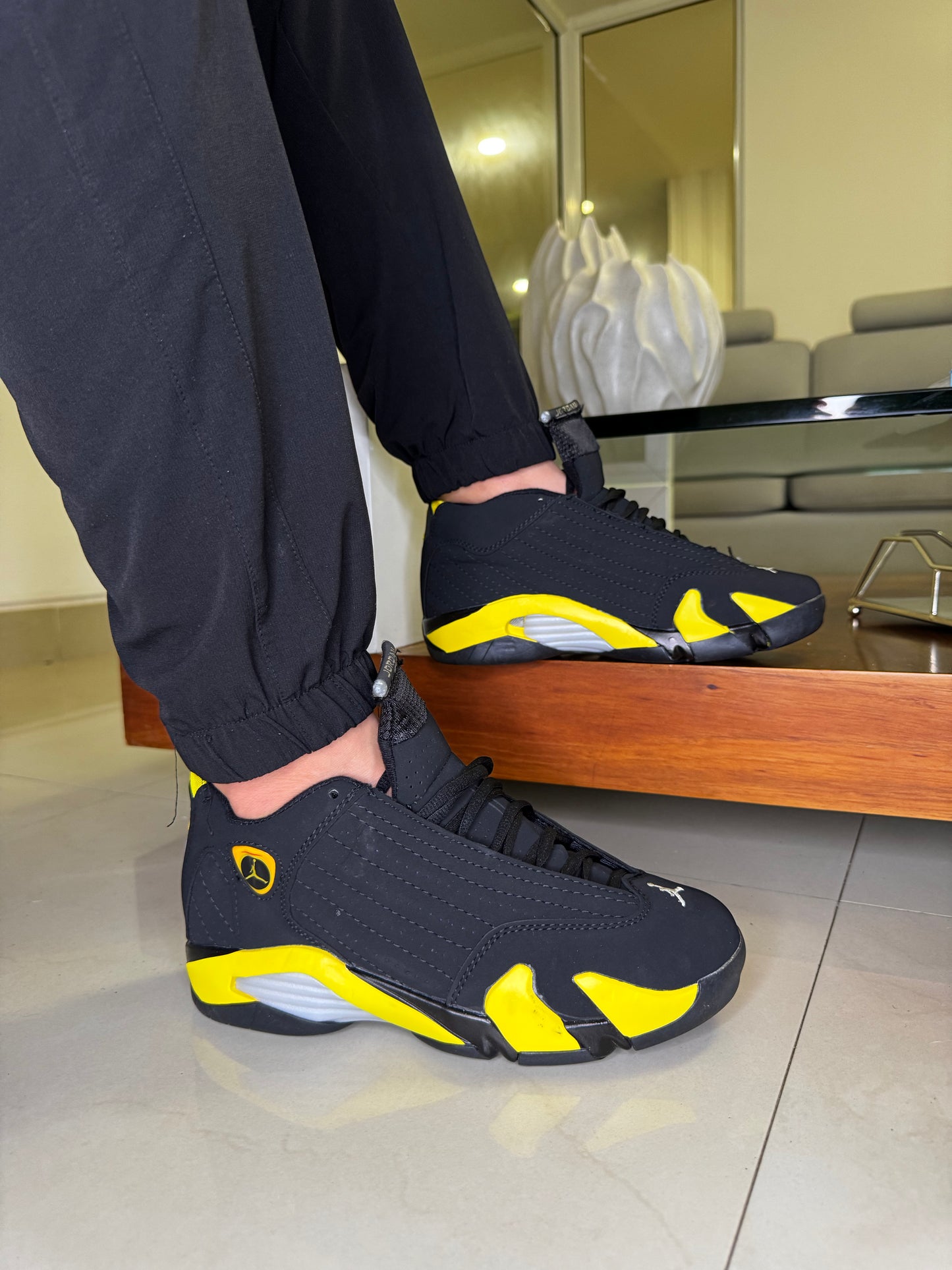 Jordan colmillo negra amarilla