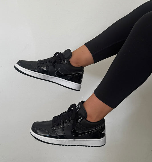 NIKE JORDAN RETRO 1 NEGRA CHAROL
