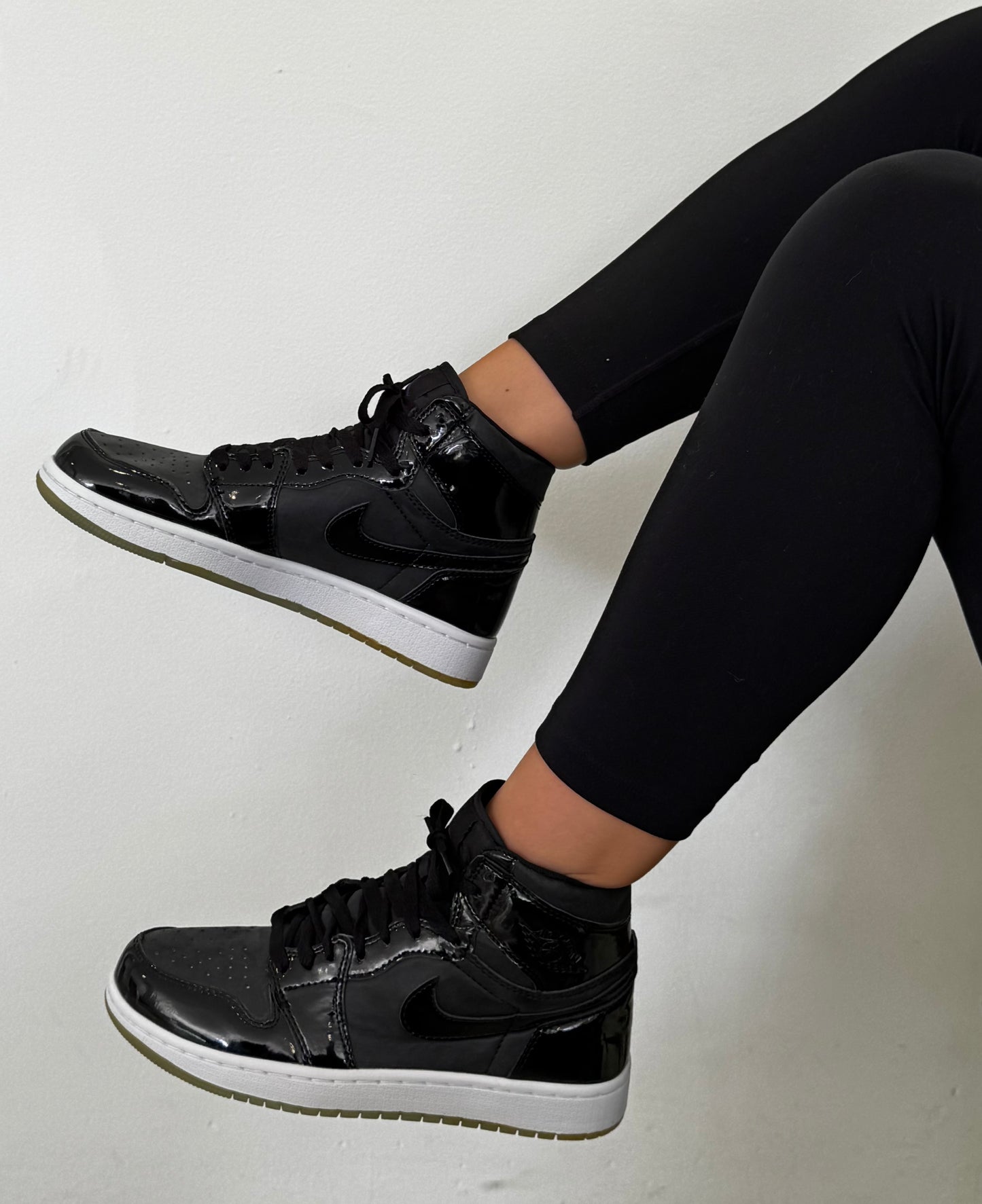 JORDAN RETRO 1 BOTA NEGRA