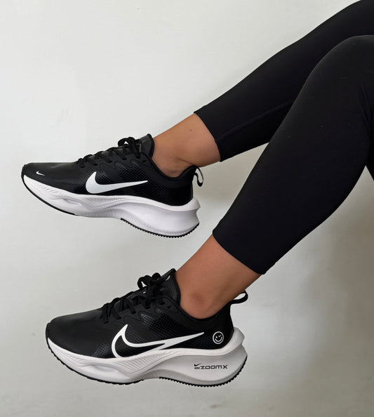 NIKE ZOOM CARITA NEGRA BLANCA